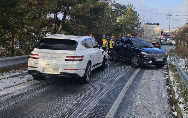 [고창=뉴시스] 김얼 기자 = 지난해 4일 전북 고창군 대산면 산수리의 한 차도에서 블랙아이스로 인한 차량들의 추돌사고로 도로가 막혀 있다. (사진=고창소방서 제공) 2025.12.04. pmkeul@newsis.com *재판매 및 DB 금지