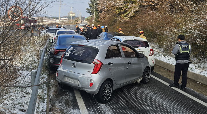 [고창=뉴시스] 김얼 기자 = 4일 전북 고창군 대산면 산수리의 한 차도에서 블랙아이스로 인한 차량들의 추돌사고로 도로가 막혀 있다. (사진=고창소방서 제공) 2025.12.04. pmkeul@newsis.com *재판매 및 DB 금지