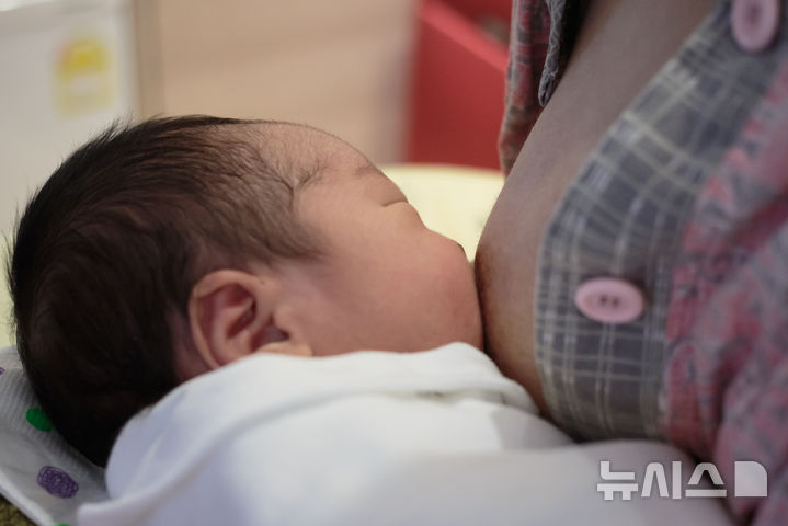 [서울=뉴시스] 모유 수유가 신생아 B형간염 예방에 효과가 있다는 연구결과가 나왔다. (사진= 유토이미지 제공)