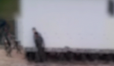 [뉴시스] 군 장병들이 대형 구조물을 집단으로 들어 옮기는 장면. (사진='kbc 뉴스' 갈무리) *재판매 및 DB금지 *재판매 및 DB 금지