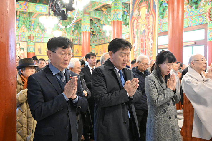 백용성 조사 기념관 개관식에 왼쪽부터 최훈식 장수군수, 김관영 전북특별자치도지사가 참석했다. (사진=장수군 제공) 2025.12.04. *재판매 및 DB 금지