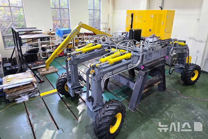 [포항=뉴시스] 송종욱 기자 = 한국로봇융합연구원(KIRO)이 국내 산악지형 특화 4지 바퀴형 로봇 하부체의 설계·제작을 성공적으로 완료했다. 사진은 고성능 목재 수확 로봇 하부체 모습. (사진=KIRO 제공) 2025.12.04. photo@newsis.com