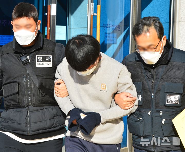 [청주=뉴시스] 서주영 기자 = 충북 괴산군에서 모친을 둔기와 흉기로 살해한 30대 남성이 4일 청주지법에서 영장실질심사를 받은 뒤 나오고 있다. 2025.12.04. juyeong@newsis.com