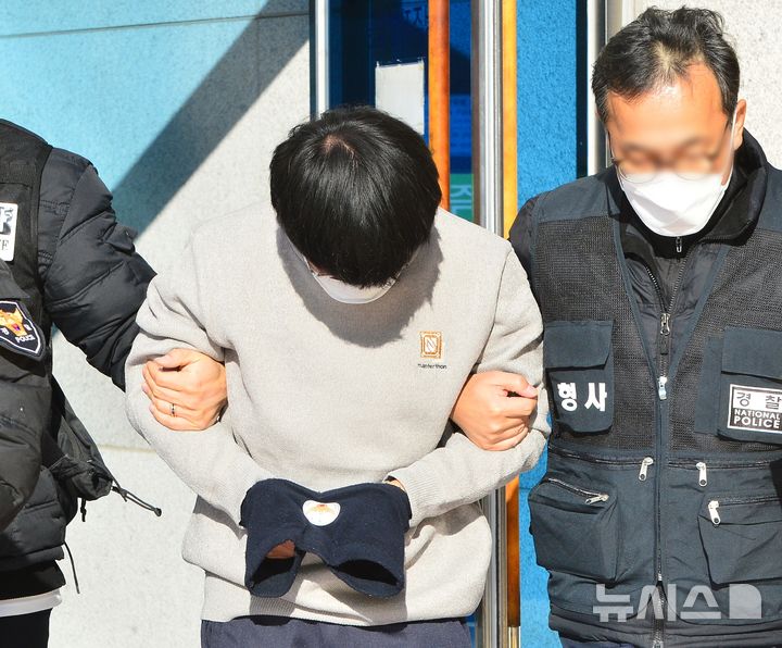 [청주=뉴시스] 서주영 기자 = 충북 괴산군에서 모친을 둔기와 흉기로 살해한 30대 남성이 4일 청주지법에서 구속전 피의자 심문(영장실질심사)을 받은 뒤 나오고 있다. 2025.12.04. juyeong@newsis.com