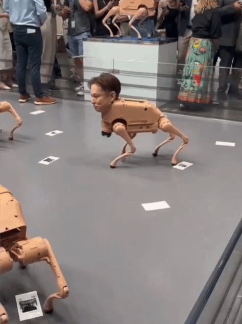 [서울=뉴시스] 비플의 ‘레귤러 애니멀스(Regular Animals)' 퍼포먼스에서 IT기업 리더의 얼굴을 한 로봇 개들이 사진을 찍고, 인쇄물을 배설하고 있다.(사진출처: 페이지식스 캡처)2025.12.03 *재판매 및 DB 금지