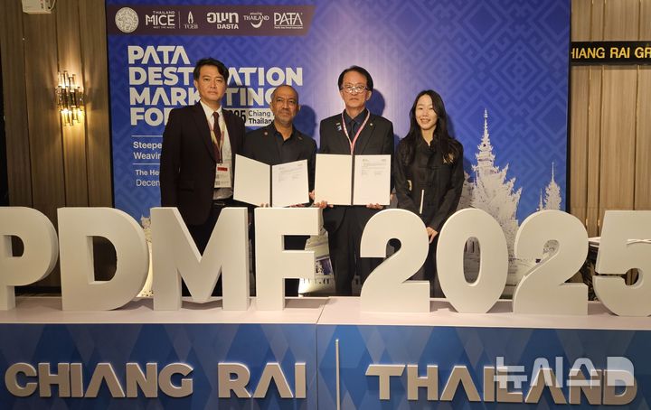 [제주=뉴시스] 제주관광공사는 지난 3일 태국 치앙라이 현지에서 아시아 태평양 관광 협력 네트워크인 파타(PATA·Pacific Asia Tourism Membership Association)와 마이스(MICE) 산업 진흥 및 관광교류 촉진 등 국제협력을 위한 업무협약을 체결했다. 업무협약 체결 후 기념촬영하는 모습. 신현철 제주관광공사 글로컬관광팀장(왼쪽부터), 노어 아흐마드 하미드 PATA 사장, 고승철 제주관광공사 사장, 유정은 제주관광공사 마이스뷰로팀 대리. (사진=제주관광공사 제공) 2025.12.04. photo@newsis.com *재판매 및 DB 금지