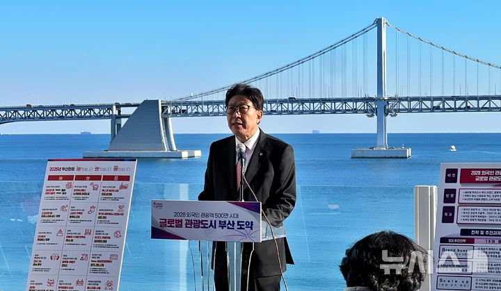 [부산=뉴시스] 원동화 기자 = 박형준 부산시장이 4일 부산 수영구 생활문화센터에서 부산 외국인 관광객 300만명 돌파 성과와 500만명 목표를 제시하고 있다. 2025.12.04. dhwon@newsis.com