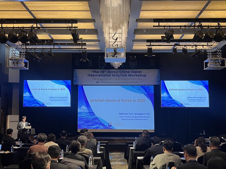 [부산=뉴시스] 제19차 한·중·일 국제해파리 워크숍 주제 발표. (사진=국립수산과학원 제공) 2025.12.04. photo@newsis.com *재판매 및 DB 금지