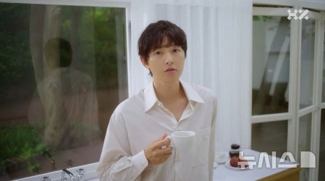 [서울=뉴시스] 배우 송중기가 하루 중 가장 행복한 순간에 대해 “아침 일찍 일어나 카푸치노를 타면서 계피 가루를 뿌릴 때”라며 “꿀을 살짝 넣어 마시면 그 순간이 행복하다"고 밝혔다. 2025.12.04. (사진=  하이지음스튜디오 유튜브 캡처) photo@newsis.com *재판매 및 DB 금지