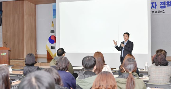 [횡성=뉴시스] 공직자 정책 아카데미에서 조영태 교수 강연 모습. (사진=횡성군 제공)2025.12.04.photo@newsis.com *재판매 및 DB 금지