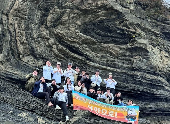 [부안=뉴시스] 전북 부안 '지오 커뮤니티' 위도 대월습곡 지질투어. (사진=부안군 제공) 2025.12.04. photo@newsis.com *재판매 및 DB 금지