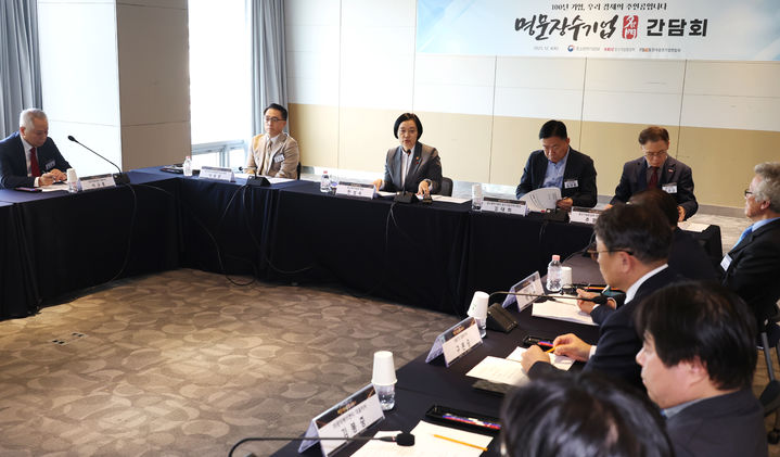 [서울=뉴시스] 2025 명문장수기업 현장 간담회. (사진=중소기업중앙회 제공) 2025.12.04. photo@newsis.com *재판매 및 DB 금지