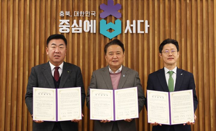 [청주=뉴시스] 김영환(가운데) 충북지사와 이범석(왼쪽) 청주시장, 이상욱 한국토지주택공사 사장직무대행이 4일 청주시 상당구 문화동 충북도청 여는마당에서 K-바이오스퀘어 부지 매매 협약을 체결한 뒤 기념촬영하고 있다. (사진=충북도 제공) 2025.12.04. photo@newsis.com *재판매 및 DB 금지