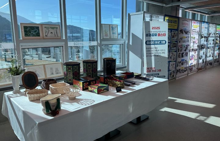 [평창=뉴시스] 성과공유 페스타 전시장에 각종 성과물이 전시돼 있는 모습. (사진=평창군 제공) 2025.12.04.photo@newsis.com *재판매 및 DB 금지