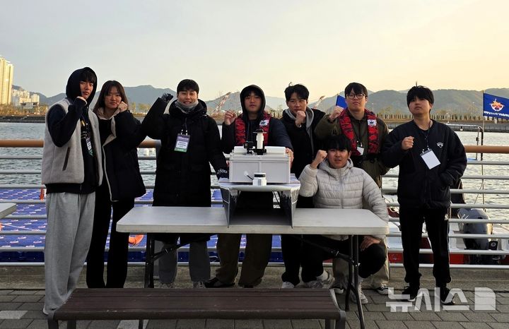 [창원=뉴시스]대한조선학회 주최 '2025 KABOAT 자율운항보트 경진대회'에 참가해 3개 부문 입상한 국립창원대 스마트오션모빌리티공학과 ECOCEAN 팀.(사진=국립창원대 제겅) 2025.12.04. photo@newsis.com