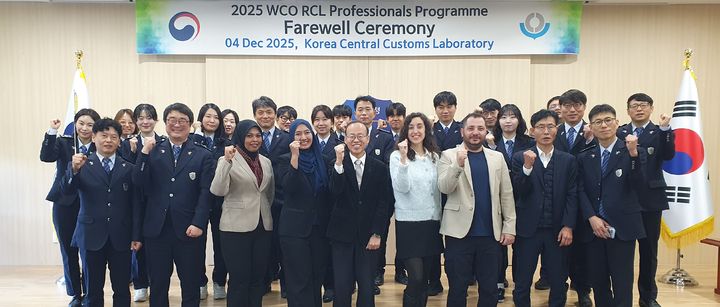 [대전=뉴시스] 관세청 중앙관세분석소는 지난 10월 27일부터 4일까지 세계관세기구(WCO) 회원 4개국 세관공무원을 대상으로 'WCO 지역관세분석소(RCL) 분석전문가 프로그램'을 진행했다. 교육프로그램 참석자들이 중앙관세분석소 직원들과 기념 촬영하고 있다.(사진=관세청 제공) *재판매 및 DB 금지