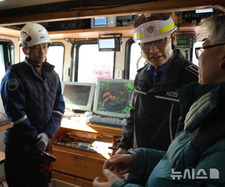 [울진=뉴시스] 안병철 기자 = 지난 4일 경북 울진해양경찰서가 관내 어업인들을 대상으로 합동 점검을 실시하고 있다.(사진=울진해양경찰서 제공) 2025.12.04. photo@newsis.com