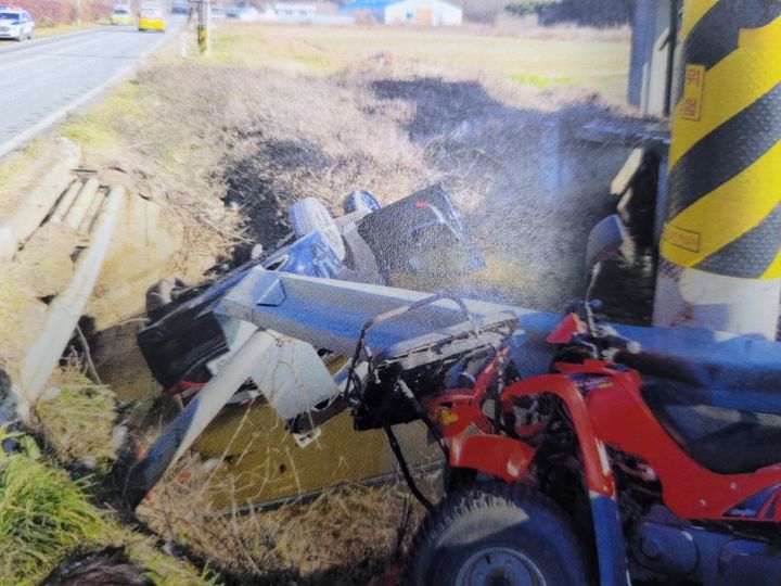 [태안=뉴시스] 4일 오후 12시50분께 충남 태안군 근흥면 정죽리 편도 1차선 도로에서 승용차가 도로 옆 난간을 들이받고 2m 아래 농수로로 추락했다. (사진=태안경찰서 제공) 2025.12.04. photo@newsis.com *재판매 및 DB 금지