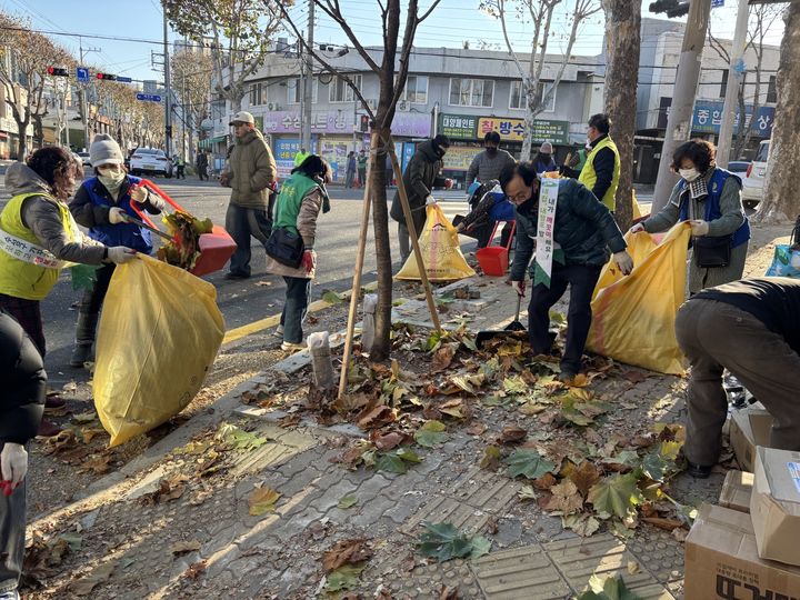 [대구=뉴시스] 대구 수성구는 낙엽철 주민 화합 대청소의 날 행사를 개최했다. (사진=대구 수성구 제공) 2025.12.04. photo@newsis.com *재판매 및 DB 금지