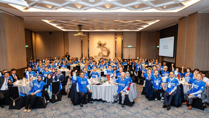 [서울=뉴시스] 말레이시아 쿠알라룸푸르에서 열린 한양대 말레이시아 유학생 동문회 창립식에서 참가자들이 기념사진을 촬영하고 있다. (사진=한양대 제공) 2025.12.04. photo@newsis.com *재판매 및 DB 금지