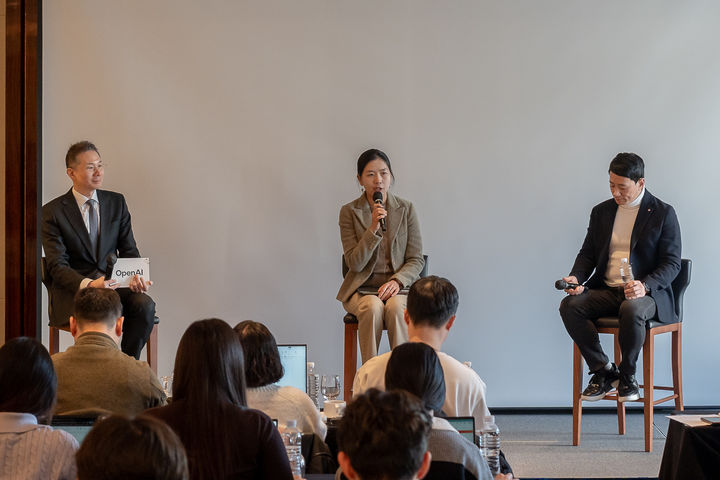 4일 오픈AI 코리아 기자간담회에서 발표하는 김경훈 오픈AI 코리아 총괄 대표(왼쪽부터), 서아란 GS건설 상무, 정영훈 LG U+ 상무. (사진=오픈AI 코리아 제공) *재판매 및 DB 금지