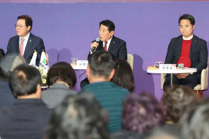 [양산=뉴시스] 양산시에서 박완수 경남도지사 주재로 2025 도민 상생토크가 열린 가운데 나동연 시장이 인사말을 하고 있다. (사진=양산시 제공) 2025.12.04. photo@newsis.com *재판매 및 DB 금지