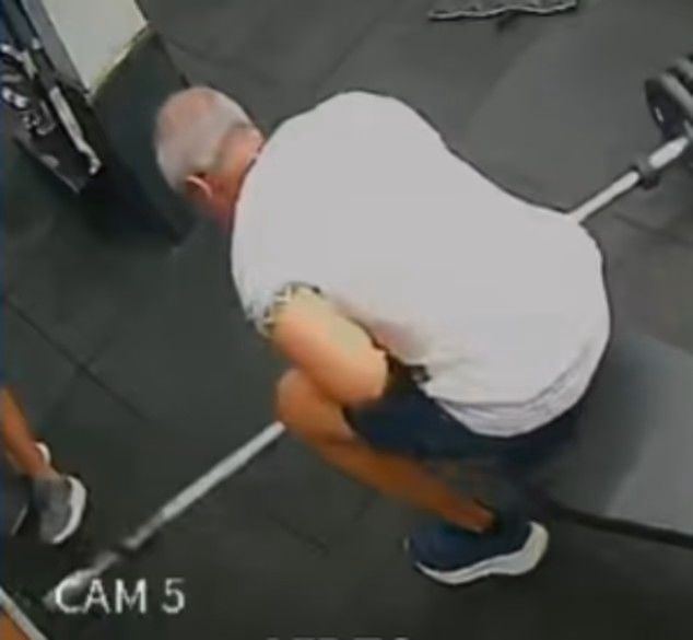 [서울=뉴시스]브라질에서 한 남성이 체육관에서 벤치프레스를 하던 중 바벨을 놓치는 사고로 사망하는 안타까운 일이 발생했다. 사진은 가슴 위로 떨어진 바벨을 치운 직후 앉아있는 남성의 모습이다. (사진출처: 데일리메일 캡처)2025.12.04.