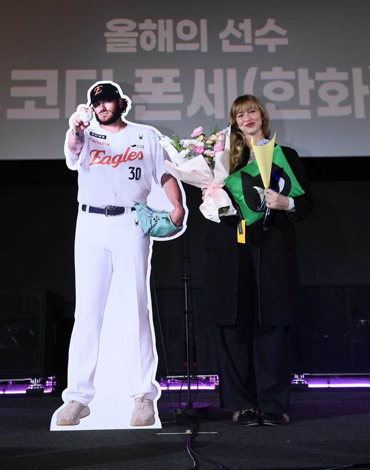 [서울=뉴시스] 스포츠서울 올해의 선수로 선정된 코디 폰세를 대신해 시상식에 참석한 폰세 아내. (사진=스포츠서울 제공) 2025.12.04.  *재판매 및 DB 금지