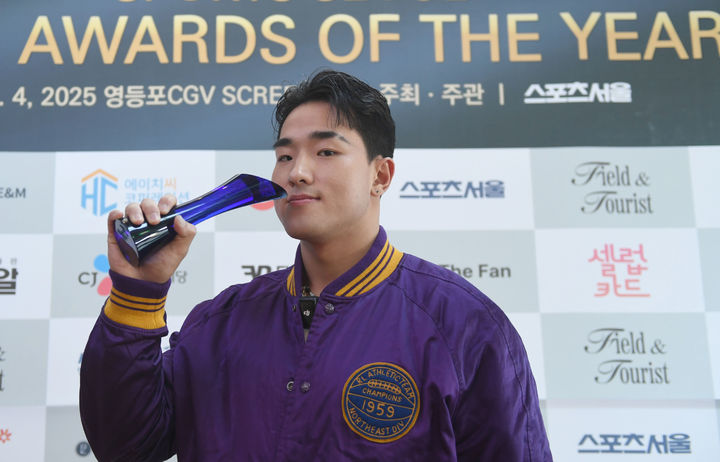 [서울=뉴시스] 스포츠서울 올해의 신인으로 선정된 KT 위즈 안현민. (사진=스포츠서울 제공) 2025.12.04.  *재판매 및 DB 금지