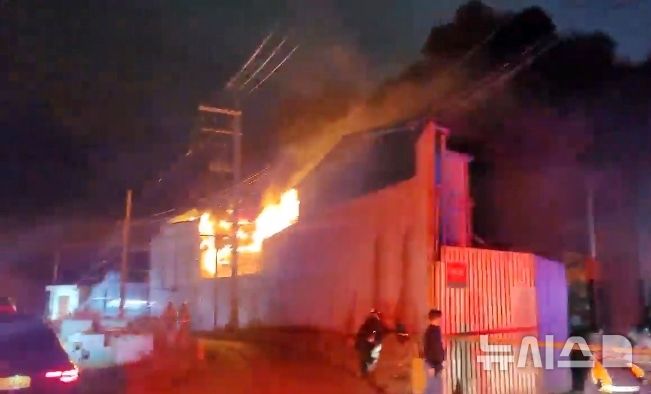 [제주=뉴시스] 4일 오후 제주시 노형동 자원순환시설에서 불이 나 소방당국이 진화에 나서고 있다. (사진=제주소방안전본부 제공) 2025.12.04. photo@newsis.com