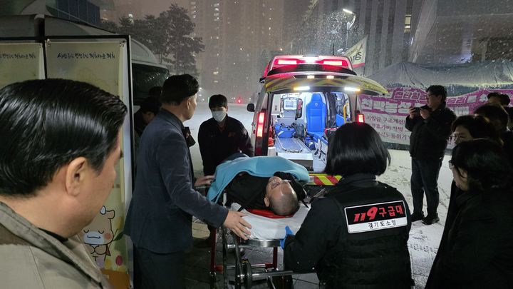 [수원=뉴시스] 경기도의 민생예산 복구와 행정사무감사 불출석 사태에 대한 책임을 촉구하며 열흘 째 단식농성을 이어온 백현종(구리1) 경기도의회 교섭단체 국민의힘 대표의원이 4일 병원으로 이송되고 있따. (사진=독자 제공) 2025.12.04. photo@newsis.com  *재판매 및 DB 금지