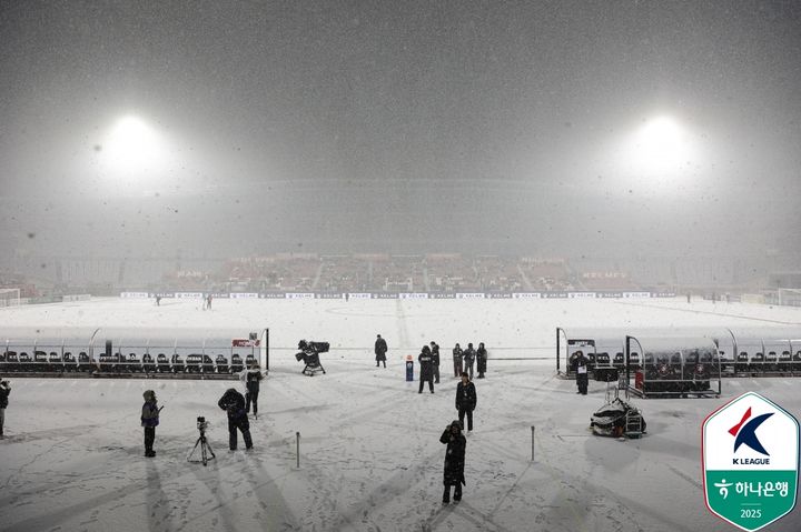 [서울=뉴시스] 폭설로 취소된 프로축구 K리그2 부천FC1995와 K리그1 수원FC의 경기 현장. (사진=한국프로축구연맹 제공) *재판매 및 DB 금지