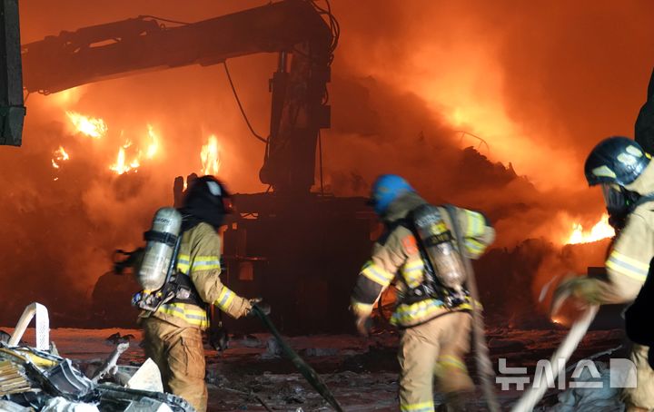 [제주=뉴시스] 오영재 기자 = 4일 오후 6시31분께제주시 노형동 소재 자원순환시설 화재 현장에서 소방당국이 진압 활동에 나서고 있다. 소방당국은 이날 오후 관할 소방서 인력과 장비를 모두 동원하는 대응 1단계를 발령했다. 2025.12.04. oyj4343@newsis.com 