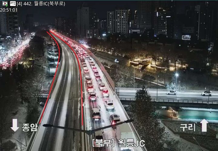[서울=뉴시스]4일 오후 8시52분 서울 북부간선로 종암JC 방향 묵동IC→월릉JC 구간이 도로결빙으로 전면 통제 중이다. (사진=서울시 교통정보센터) 2025.12.04 photo@newsis.com *재판매 및 DB 금지