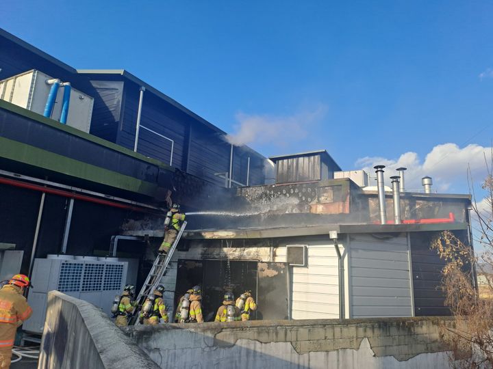 [남원=뉴시스] 4일 오후 2시56분께 전북 남원시 조산동의 한 식재료 가공 공장 창고에서 불이 나 소방대원들이 진화에 나서고 있다. (사진=전북도소방본부 제공) 2025.12.04. photo@newsis.com *재판매 및 DB 금지
