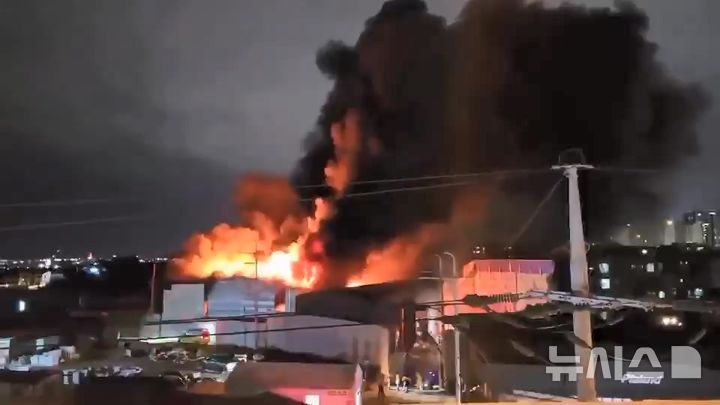 [제주=뉴시스] 4일 오후 6시31분께 제주시 노형동 소재 자원순환시설에 화재가 발생했다. 소방당국은 이날 오후 관할 소방서 인력과 장비를 모두 동원하는 대응 1단계를 발령했다. (사진=독자 제공) 2025.12.04. photo@newsis.com