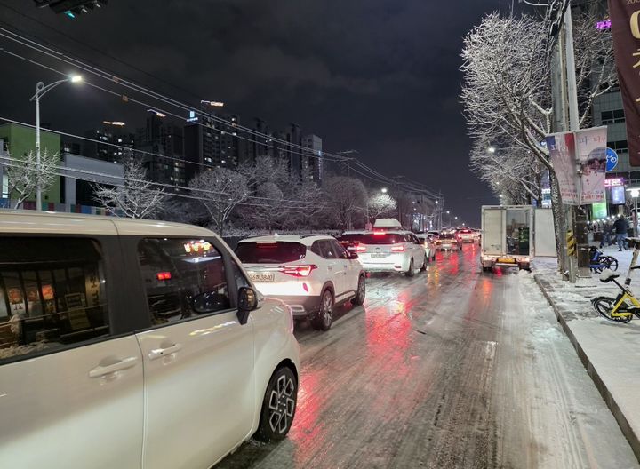 [수원=뉴시스]이준구 기자=동수원우체국 앞 얼어붙은 도로를 엉금엄금 기어오르는 차량들.2025.12.04..caleb@newsis.com *재판매 및 DB 금지