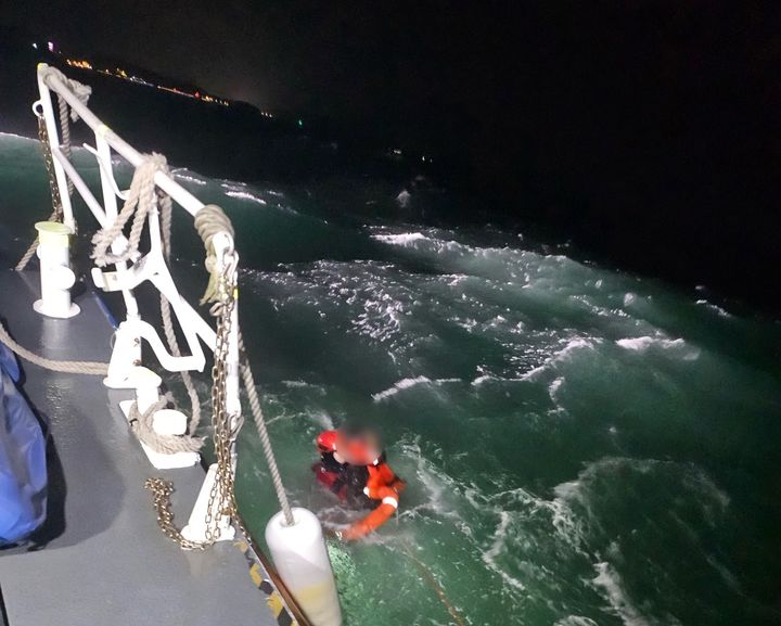 [태안=뉴시스] 4일 오후 충남 태안 천리포 인근 해상에서 구조대원이 물에 빠져 표류 중인 승선원을 직접 입수해 구조하고 있다. (사진=태안해양경찰서 제공) 2025.12.04. photo@newsis.com *재판매 및 DB 금지