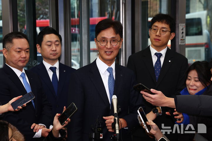 [서울=뉴시스] 김근수 기자 = 이선훈 신한투자증권 대표이사 사장이 4일 서울 중구 신한금융지주회사 사옥으로 들어서고 있다. 신한금융지주 회장후보추천위원회(회추위) 최종 후보군에는 진옥동 현 신한금융 회장과 정상혁 신한은행장, 이선훈 신한투자증권 대표를 비롯해 외부 후보 1명(비공개 요청)이 포함됐다. 2025.12.04. ks@newsis.com