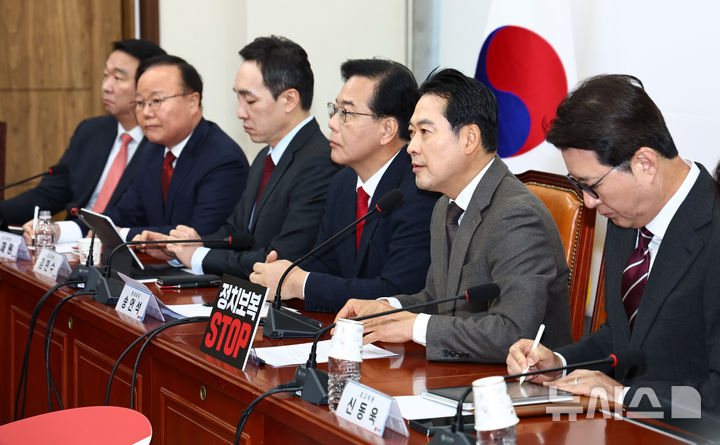 [서울=뉴시스] 김명년 기자 = 장동혁 국민의힘 대표가 4일 오전 서울 여의도 국회에서 열린 최고위원회의에서 발언하고 있다. 2025.12.04. kmn@newsis.com