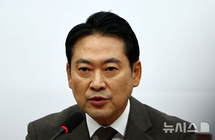 [서울=뉴시스] 김명년 기자 = 장동혁 국민의힘 대표가 4일 오전 서울 여의도 국회에서 열린 최고위원회의에서 발언하고 있다. 2025.12.04. kmn@newsis.com