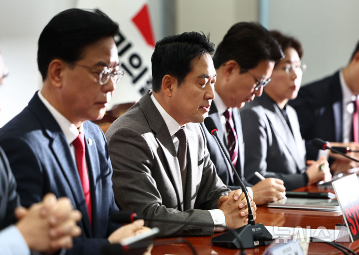 [서울=뉴시스] 김명년 기자 = 장동혁 국민의힘 대표가 4일 오전 서울 여의도 국회에서 열린 최고위원회의에서 발언하고 있다. 2025.12.04. kmn@newsis.com