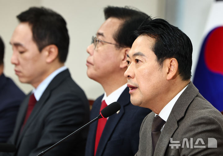 [서울=뉴시스] 김명년 기자 = 장동혁 국민의힘 대표가 4일 오전 서울 여의도 국회에서 열린 최고위원회의에서 발언하고 있다. 2025.12.04. kmn@newsis.com