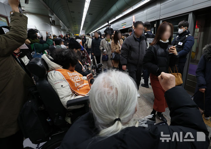 [서울=뉴시스] 이영환 기자 = 4일 오전 서울 종로구 지하철5호선 광화문역에서 '제67차 출근길 지하철 탑니다’ 시위가 진행중인 가운데 출근길 시민들이 이동하고 있다. 2025.12.04. 20hwan@newsis.com