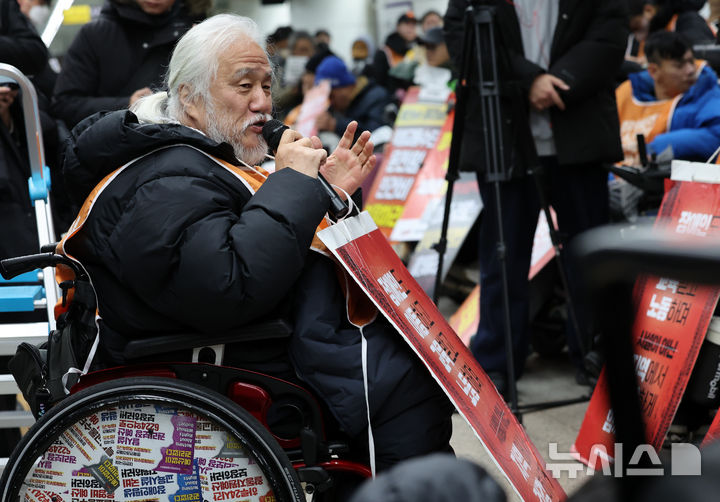[서울=뉴시스] 이영환 기자 = 박경석 전국장애인차별철폐연대(전장연) 상임공동대표가 4일 오전 서울 종로구 지하철5호선 광화문역에서 열린 '제67차 출근길 지하철 탑니다’ 시위에 참석해 발언을 하고 있다. 2025.12.04. 20hwan@newsis.com