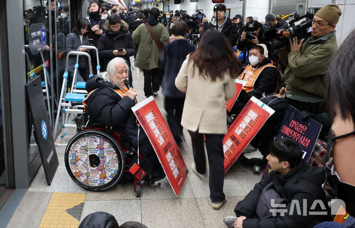 [서울=뉴시스] 이영환 기자 = 박경석 전국장애인차별철폐연대(전장연) 상임공동대표가 지난달 4일 오전 서울 종로구 지하철5호선 광화문역에서 열린 '제67차 출근길 지하철 탑니다’ 시위에 참석해 발언을 하고 있다. 2025.12.04. 20hwan@newsis.com