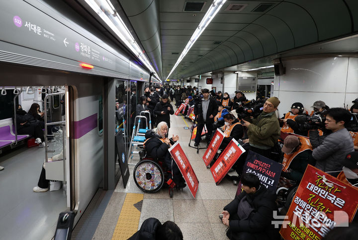전장연 "출근길 시위 중단 계획 없어…대화에 응하겠다는 뜻"