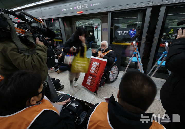 [서울=뉴시스] 이영환 기자 = 박경석 전국장애인차별철폐연대(전장연) 상임공동대표가 4일 오전 서울 종로구 지하철5호선 광화문역에서 열린 '제67차 출근길 지하철 탑니다’ 시위에 참석해 발언을 하고 있다. 2025.12.04. 20hwan@newsis.com