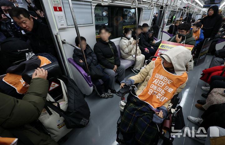 전장연 "시위 잠정중단 협의 내용은 연착 투쟁 중단"(종합)