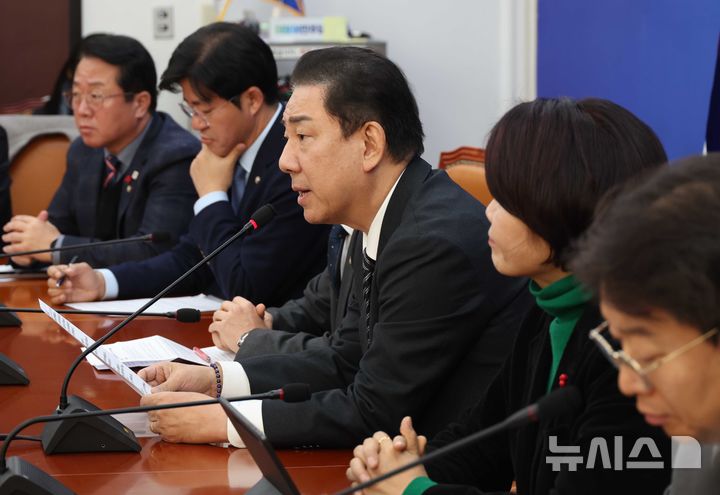 [서울=뉴시스] 조성봉 기자 = 김병기 더불어민주당 원내대표가 4일 오전 서울 여의도 국회에서 열린 정책조정회의에서 발언을 하고 있다. 2025.12.04. suncho21@newsis.com 